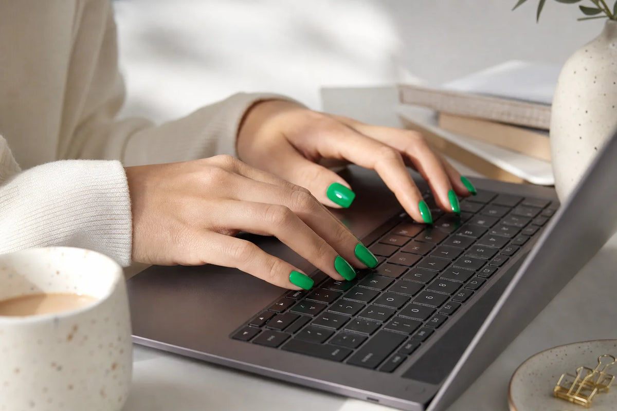 Press-on nails pour travailler au clavier : confort et style