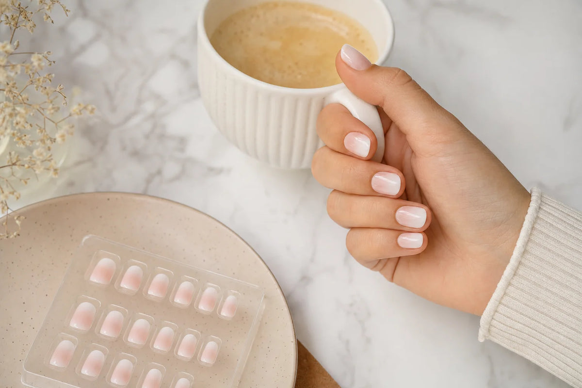 Press-on nails extra courts au quotidien : confort et style