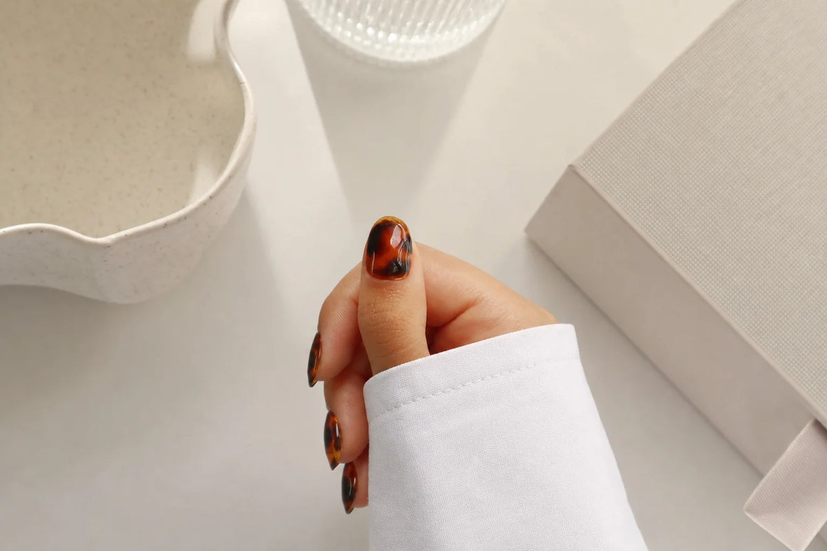 Press-on nails sur ongles rongés : le guide complet