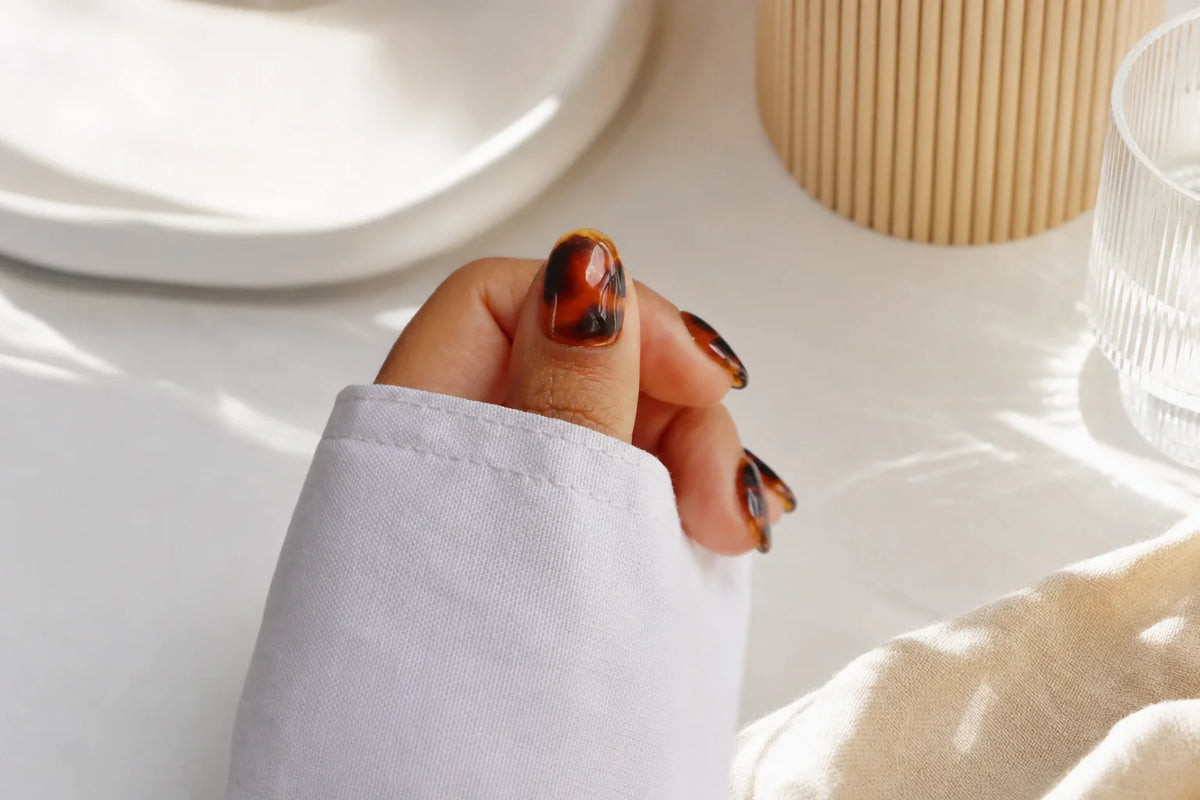 Press-on nail : capsule plate ou bombée ? Le guide