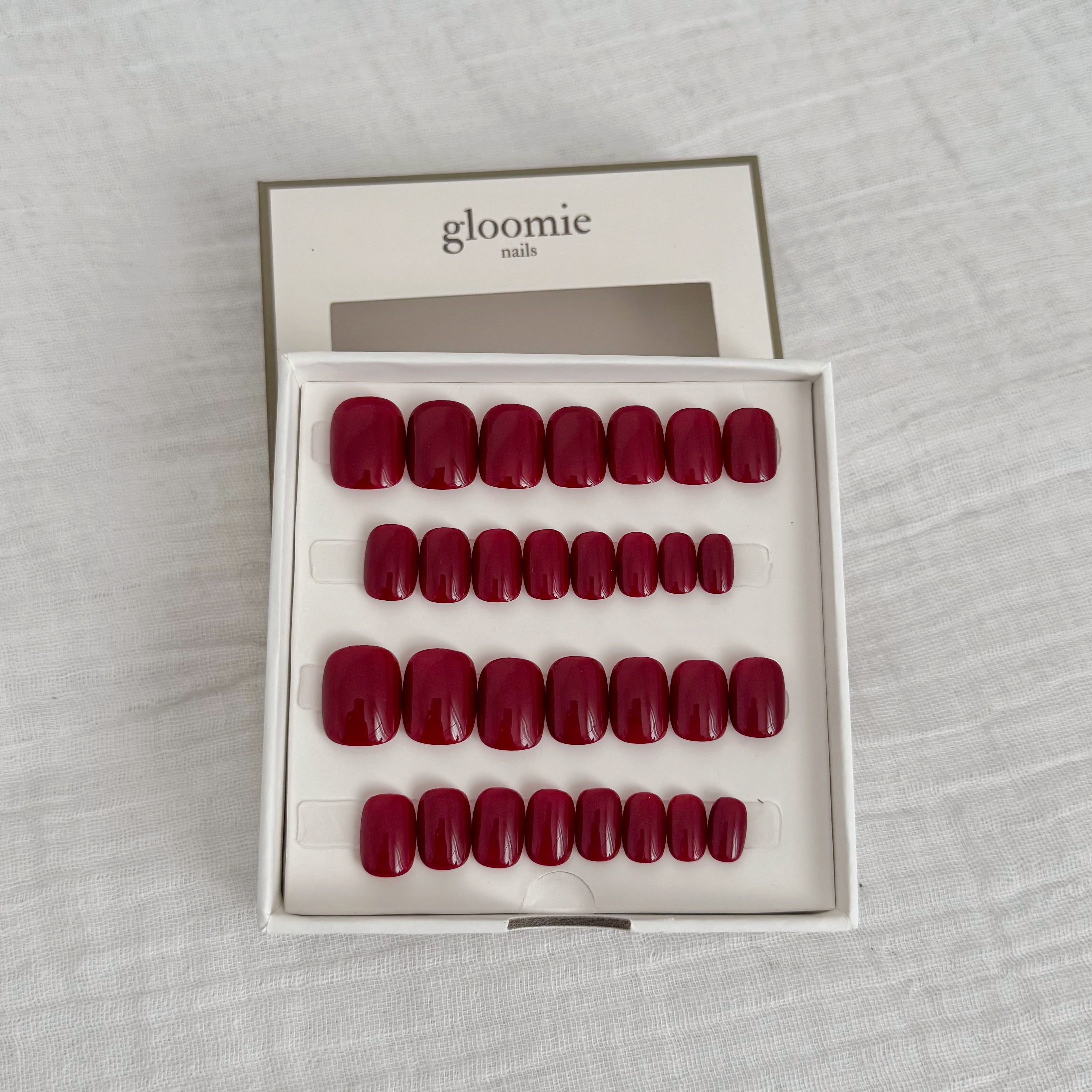 Faux-ongles bordeaux extra court gloomie nails