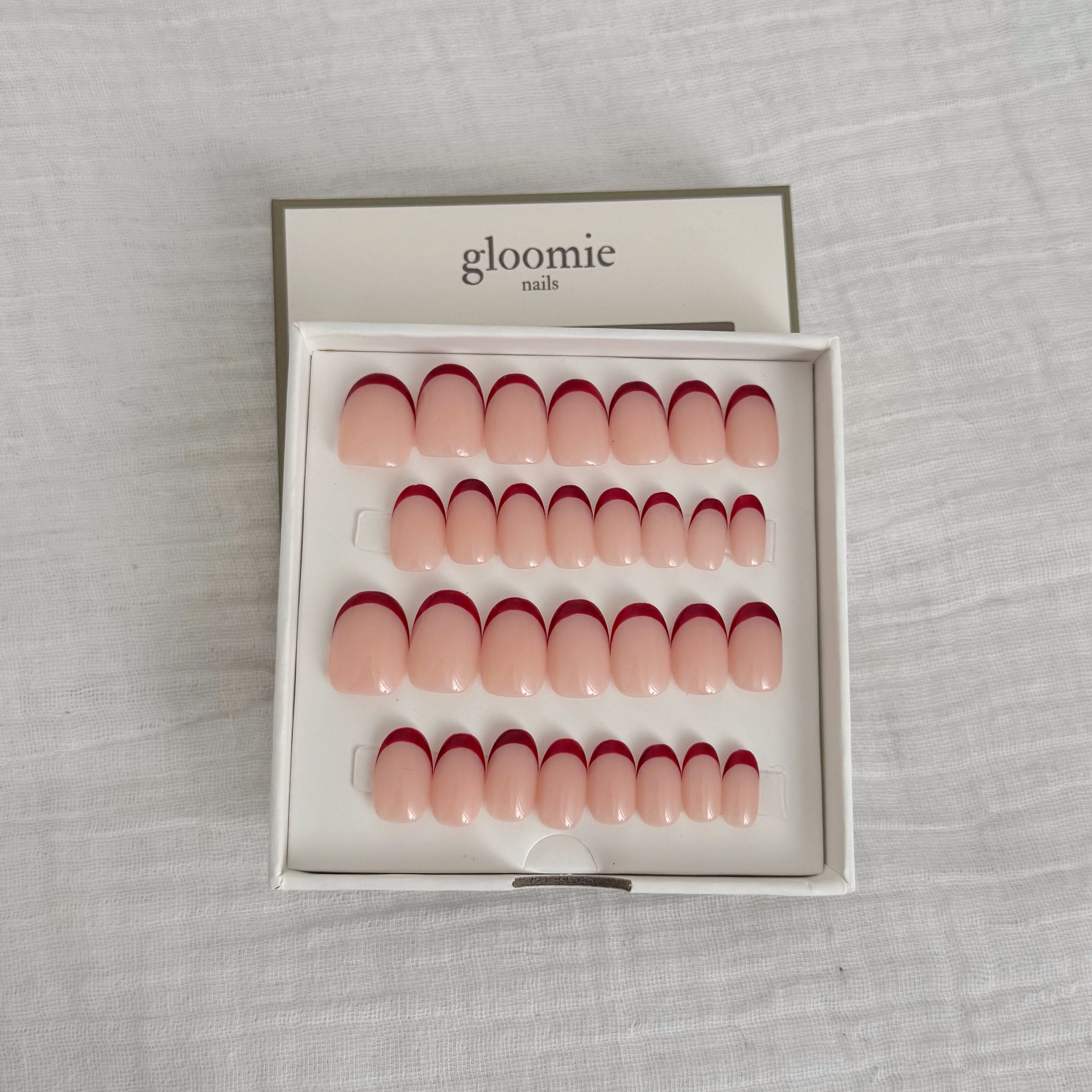 faux-ongles french bordeaux gloomie nails