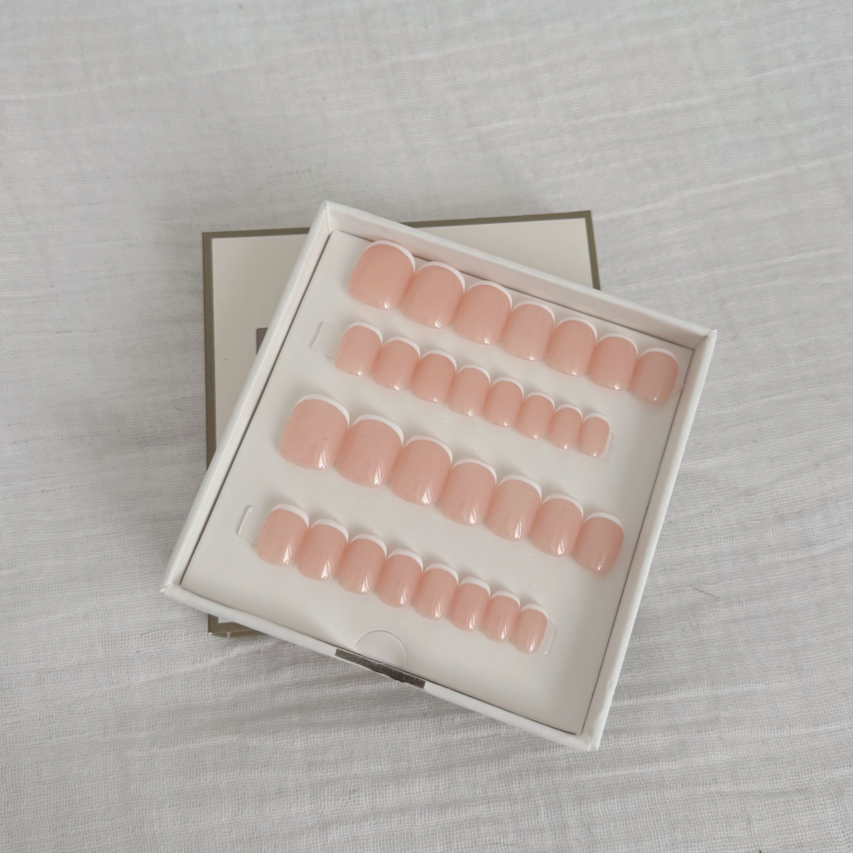 faux-ongles french extra court gloomie nails