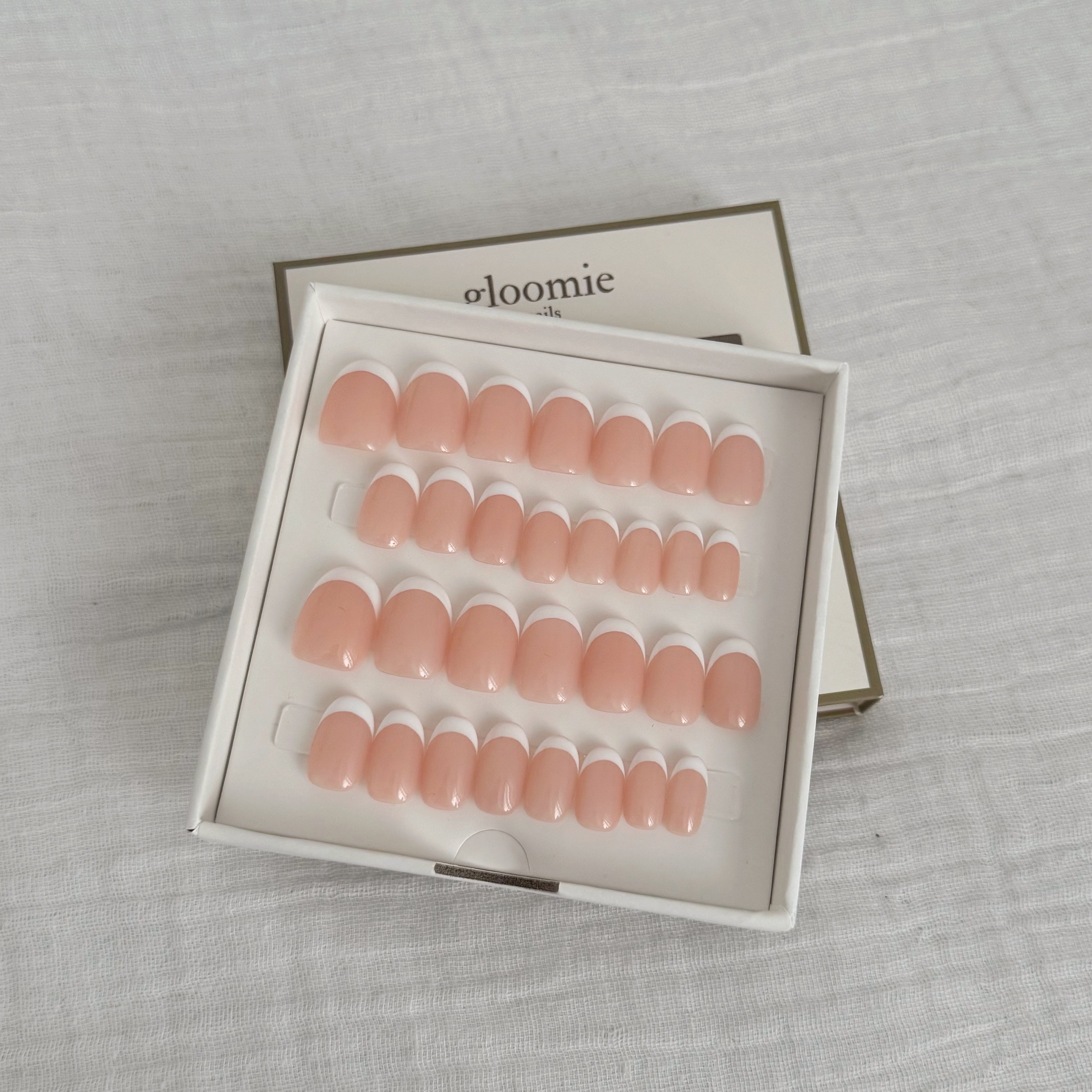 faux-ongles french manucure nude gloomie nails