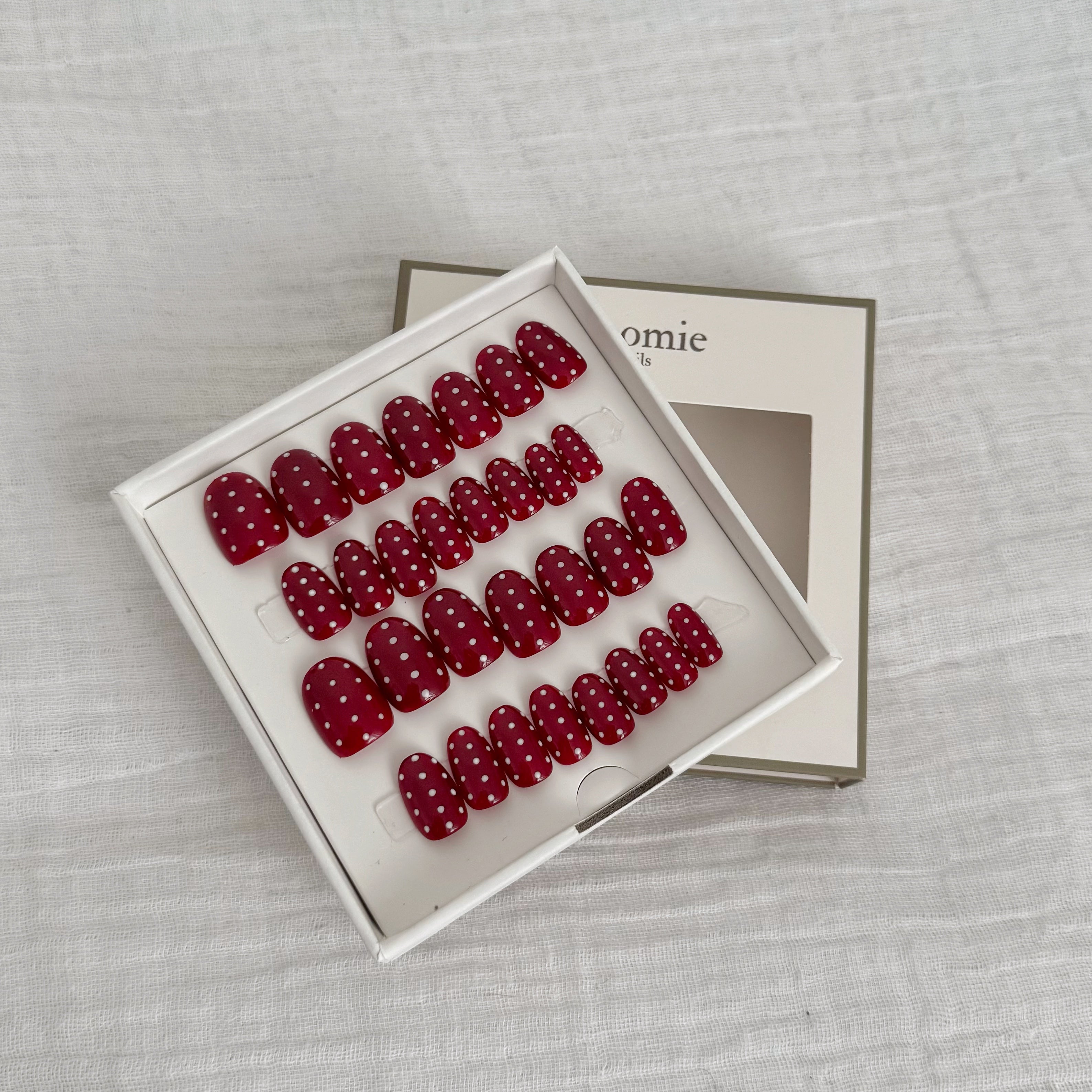 faux-ongles polka dots bordeaux gloomie nails