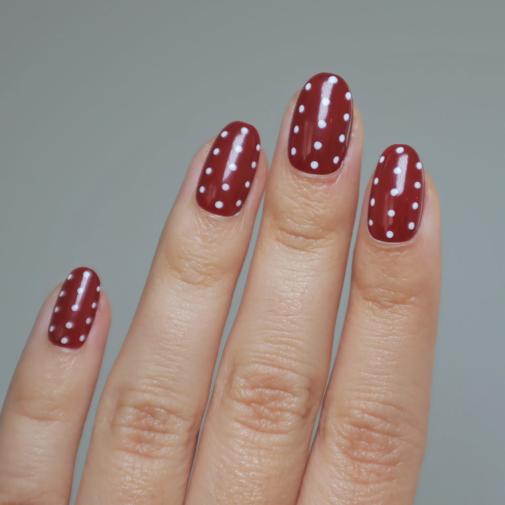 faux-ongles polka dots bordeaux gloomie nails