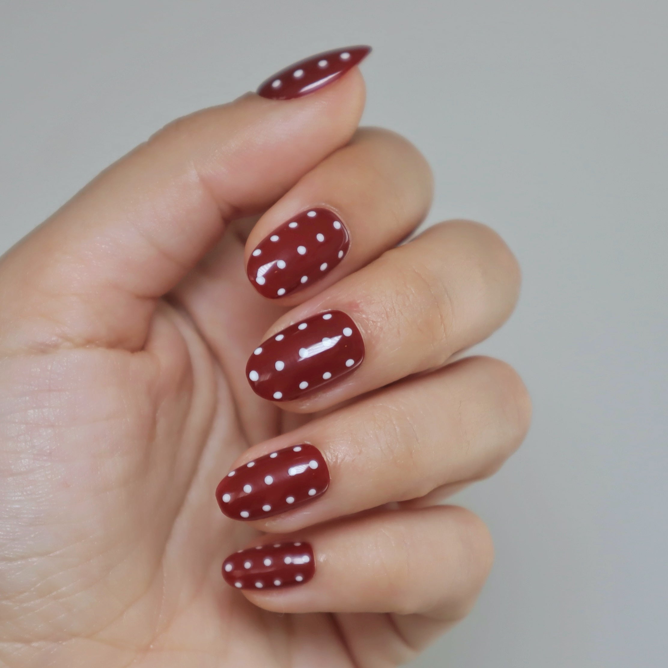 faux-ongles polka dots bordeaux gloomie nails