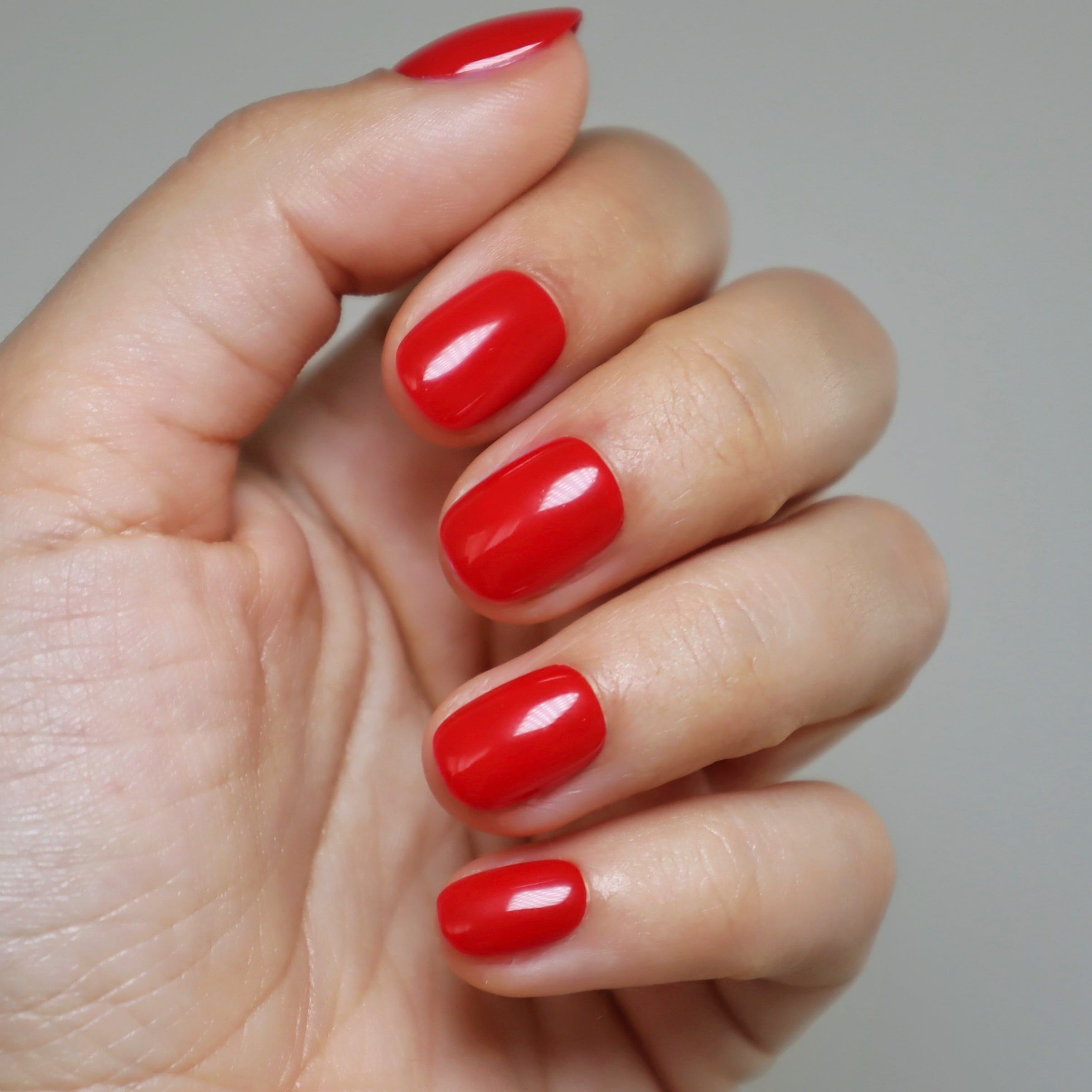 faux-ongles rouge extra court gloomie nails