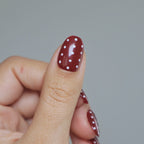 faux-ongles polka dots bordeaux gloomie nails